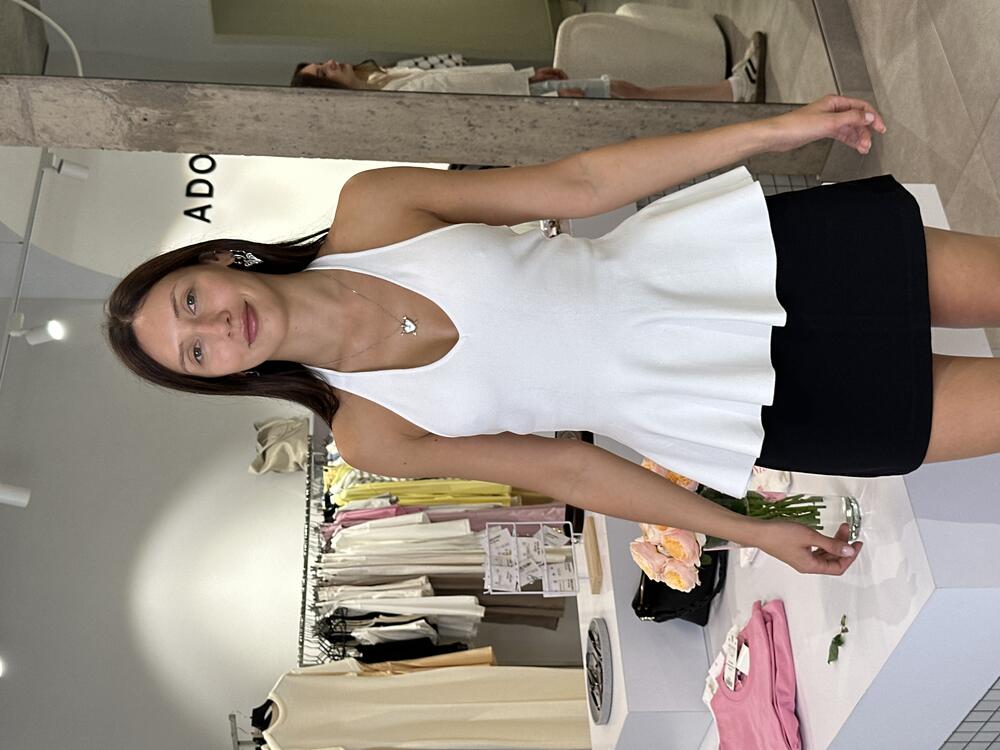 Еластичний топ з баскою білий