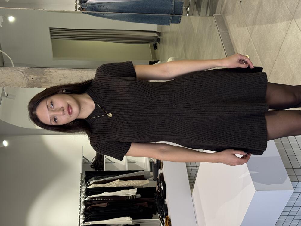 Сукня тепла з акцентом на талії короткий рукав шоколад