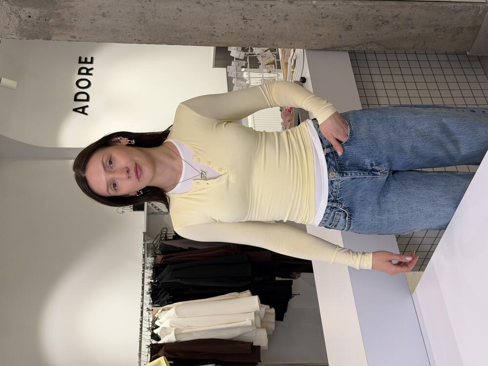 Лонгслів на гудзиках світло-жовтий